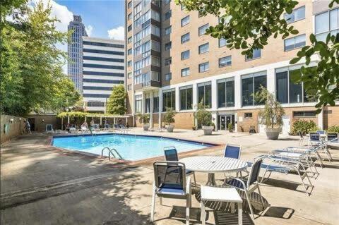 Holiday home Heart Downtown 2bd Onsite Parking View! Lm401 *