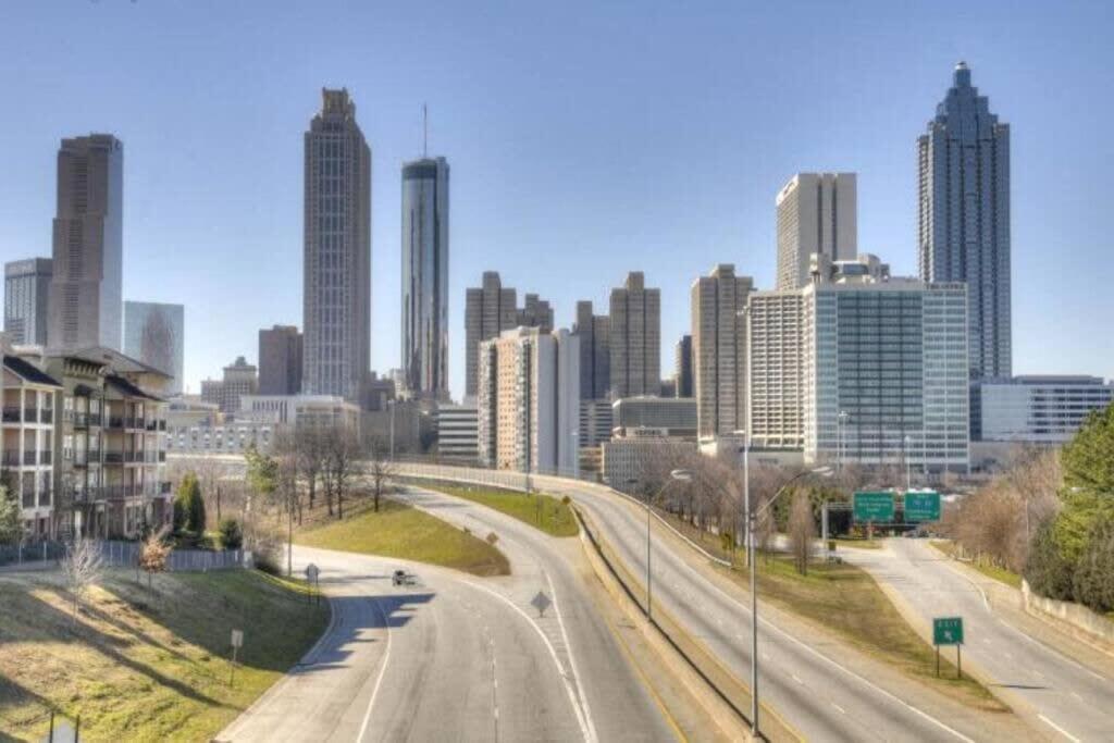 Heart Downtown 2bd Onsite Parking View! Lm401