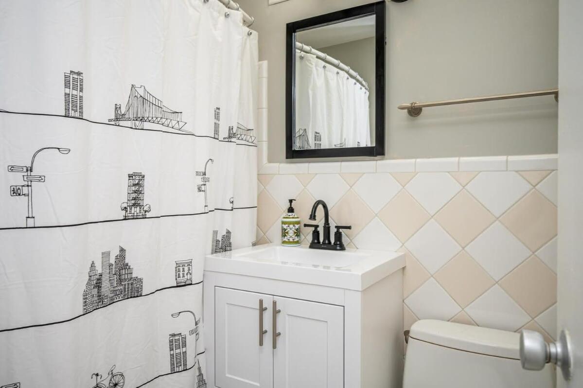 Holiday home Heart Downtown 2bd Onsite Parking View! Lm401
