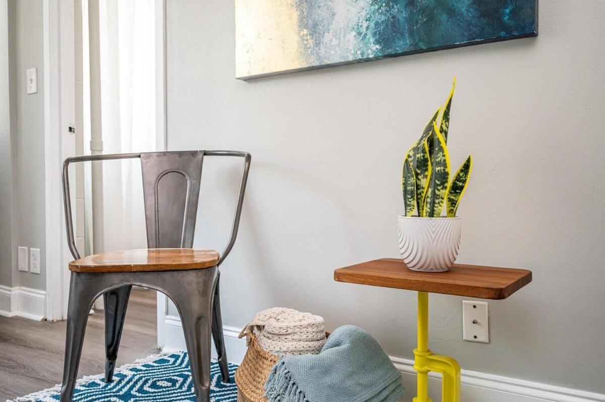 Heart Downtown 2bd Onsite Parking View! Lm401