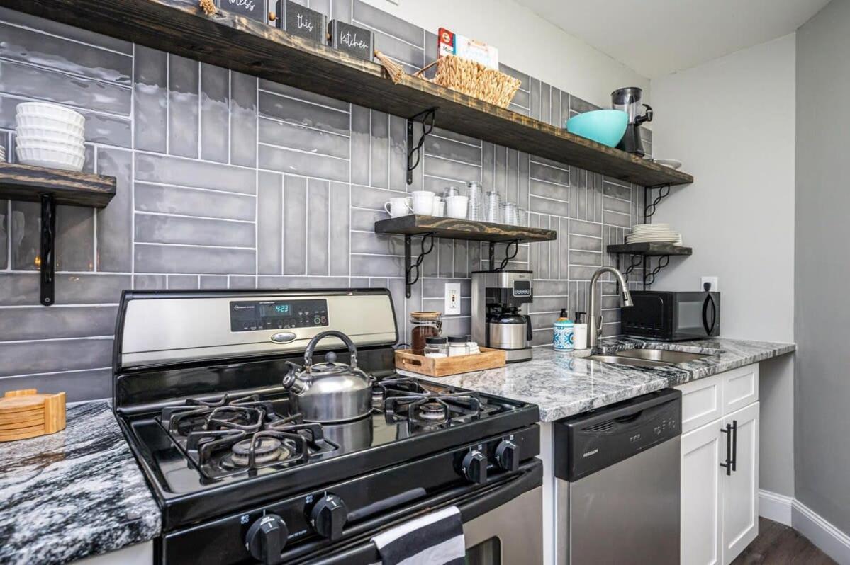 Holiday home Heart Downtown 2bd Onsite Parking View! Lm401